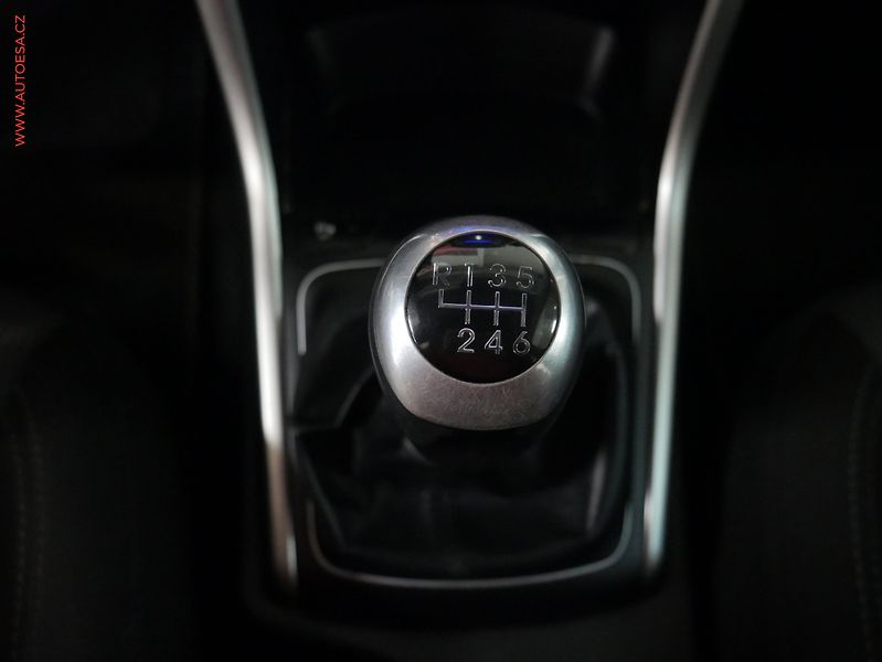 Hyundai i30 (2015) 1.6CRDi, ČR, autoAC - fotka 15 z 17