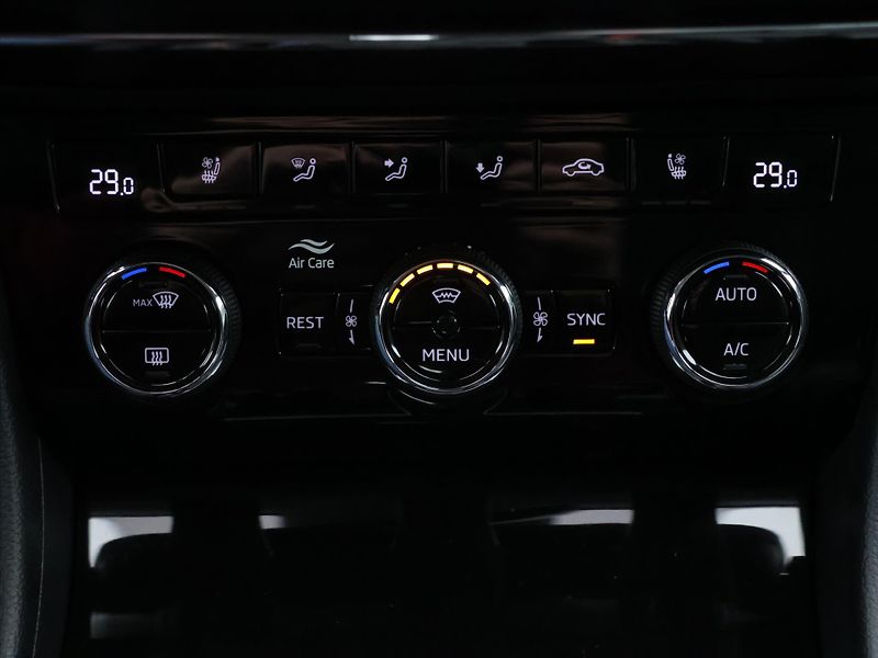 Škoda Superb 2,0 TDI 140kW DSG 4x4 L&K DPH - fotka 31 z 44