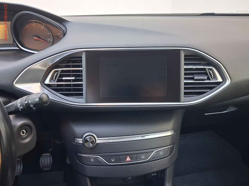 Peugeot 308 (2018) 1.6HDi, ČR, AC - fotka 12 z 16