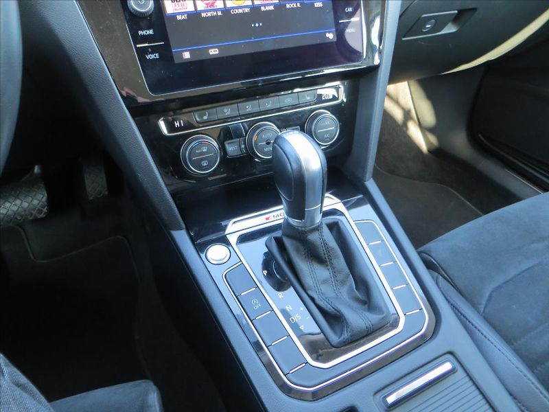 Volkswagen Passat 2,0 TDI 140kW 4MOT DSG H-Line - fotka 14 z 23