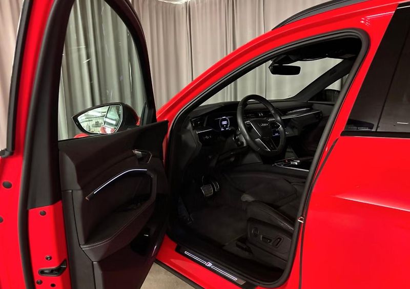 Audi Q8 e-tron 55 Q 360k Matrix Panorama Taž. - fotka 12 z 23