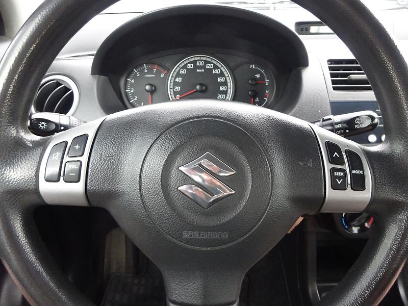 Suzuki Swift 1.3 68kW AUTOMAT KLIMA 5 DVEŘÍ - fotka 12 z 30