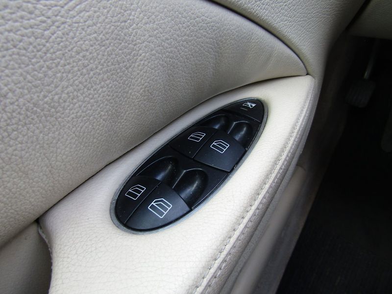Mercedes-Benz Třídy E (2005) E 320 165kW AUTOMAT BEZ MĚCHŮ - fotka 29 z 35