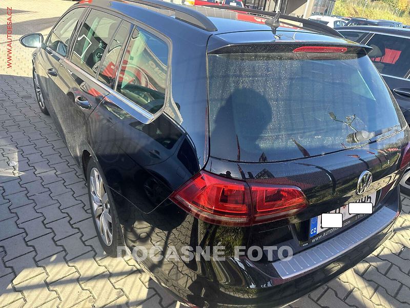 Volkswagen Golf (2016) 2.0TDi, 1.maj, AC, výhřev - fotka 2 z 3