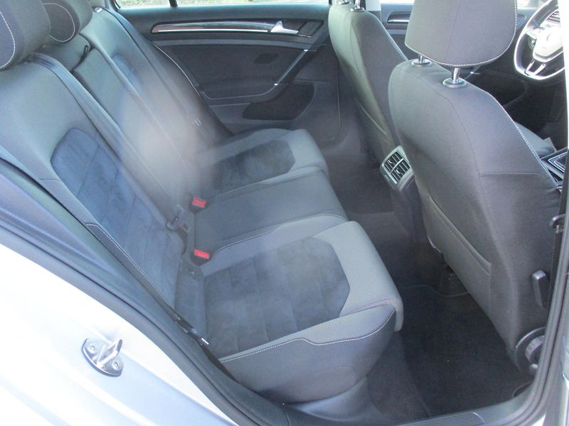 Volkswagen Golf 2.0TDi 110kW HIGHLINE L+Z PNEU - fotka 28 z 45
