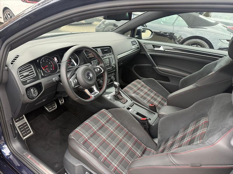 Volkswagen Golf 2.0 GTI DSG - fotka 10 z 19
