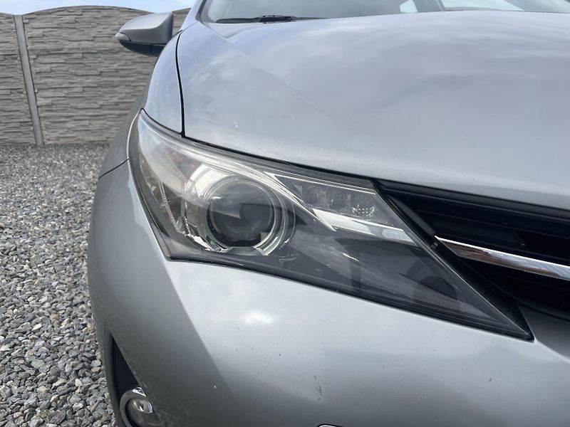Toyota Auris 1.8i 16v HYBRID AUT SERVIS TOP - fotka 60 z 172