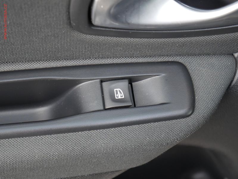 Renault Mégane (2010) 1.6i, ČR, AC, park.kamera - fotka 12 z 16