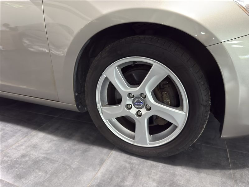 Volvo V60 2,0   T5 177KW SUMMUM XENON - fotka 33 z 38