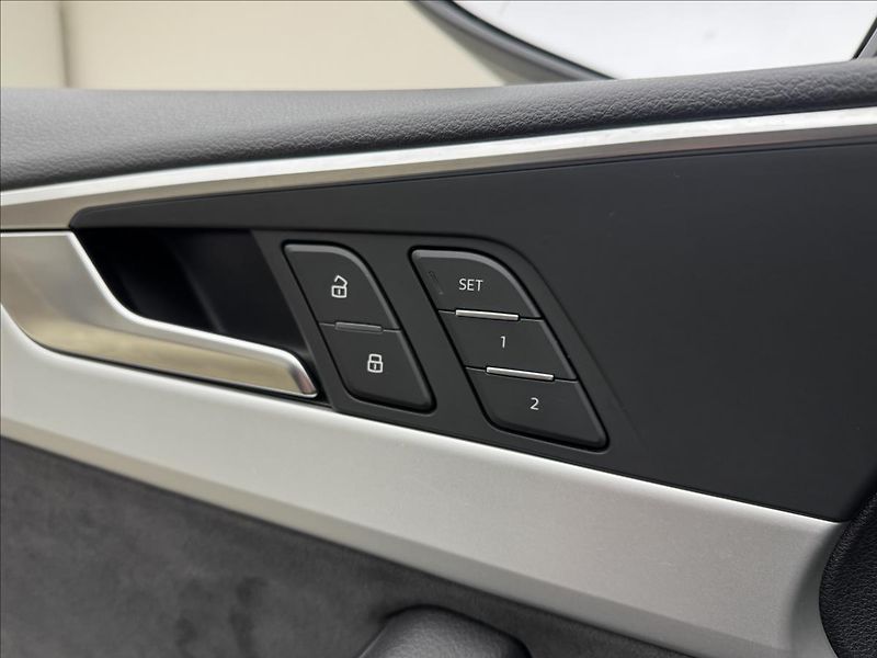 Audi A5 2,0 140kW AT 4X4 HUD DPH NAVI - fotka 41 z 56