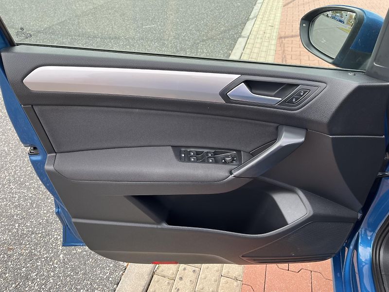 Volkswagen Touran 1.6 TDi 85 kW Full Led 7 Míst - fotka 12 z 36