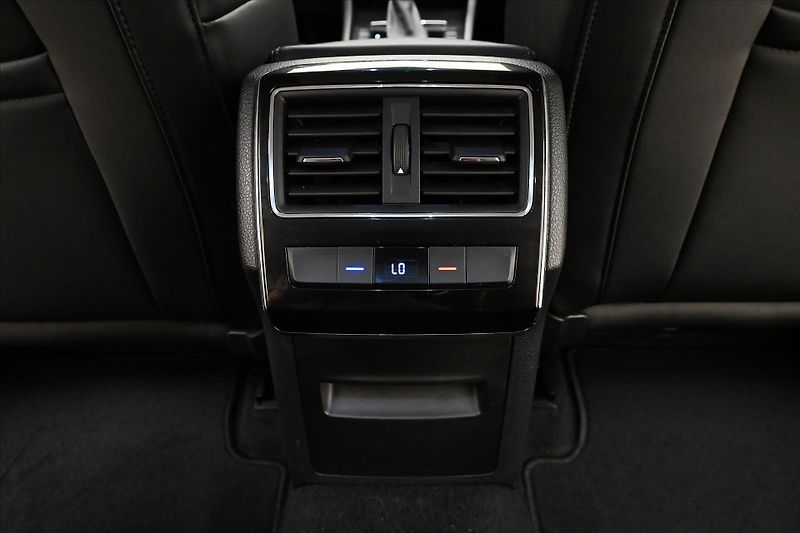 Škoda Superb 2,0 TDI 110 kW DSG STYLE Záruk - fotka 22 z 33