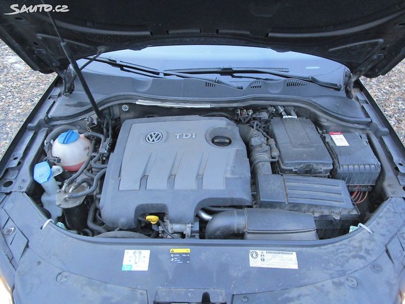 Volkswagen Passat 1,6TDI-77KW- 6-RYCHLOSTÍ - fotka 21 z 22