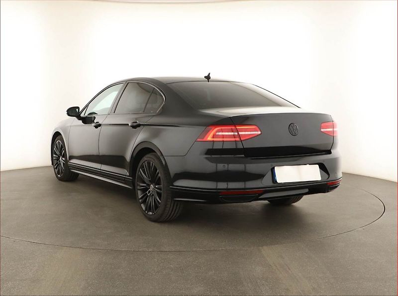 Volkswagen Passat (2019) R-Line 2.0 TDI - fotka 4 z 15