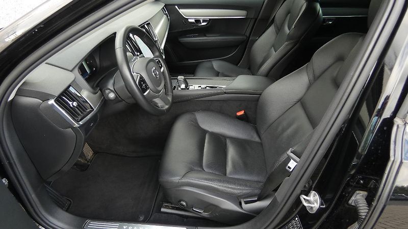Volvo V90 B4 AWD Diesel Momentum - fotka 18 z 23