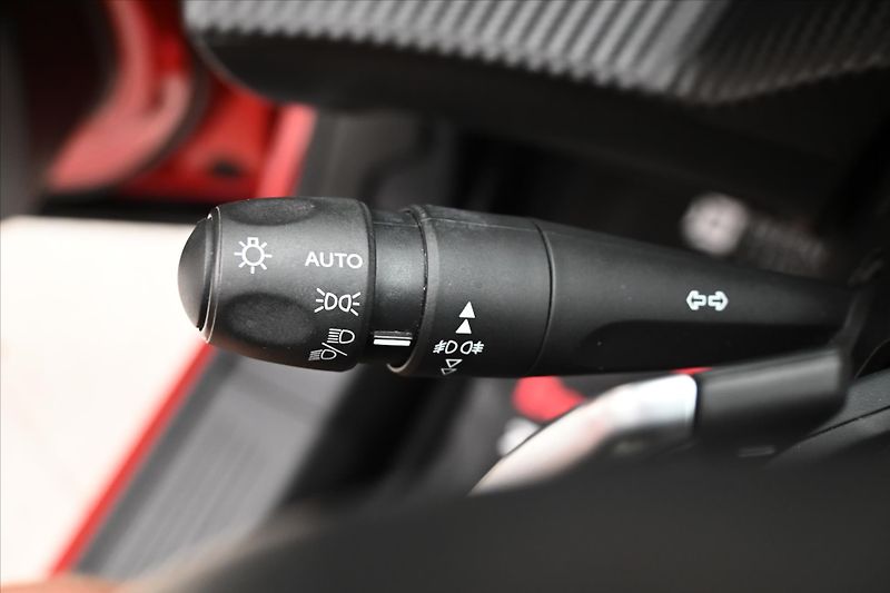 Peugeot 2008 1,2 96 kW PureTech EAT8 Záruka - fotka 26 z 30