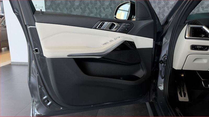 BMW X7 (2023) xDrive40i - fotka 12 z 24