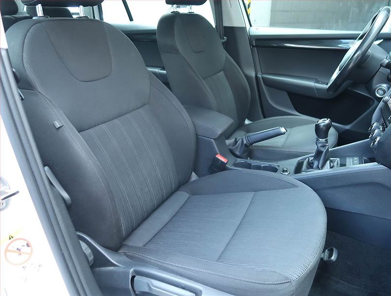Škoda Octavia (2017) 1.6 TDI, Navi, Tempomat - fotka 9 z 17