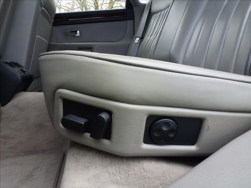 Audi A8 4,2 V8 Quattro 4x4 AUTOMAT - fotka 27 z 65
