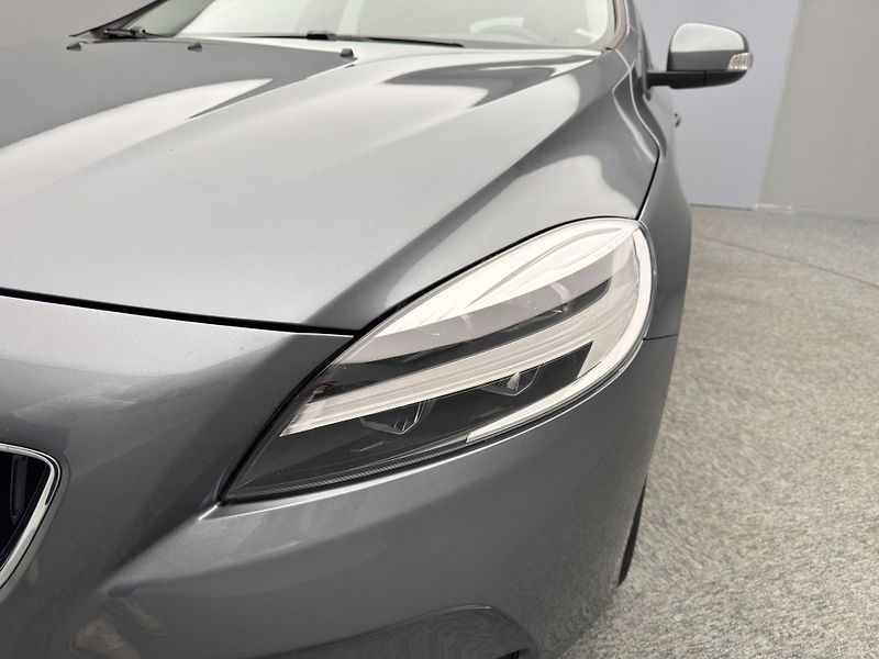 Volvo V40 T2 MOMENTUM AUT - fotka 17 z 41