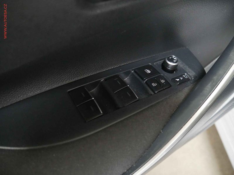 Toyota Corolla (2021) 1.6i, ČR, servis.kniha, LED - fotka 19 z 20