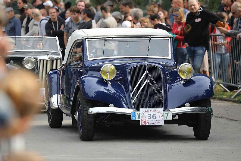 Na akci Jízda do vrchu a výstava historických vozidel se představilo na tři sta automobilů a motocyklů.