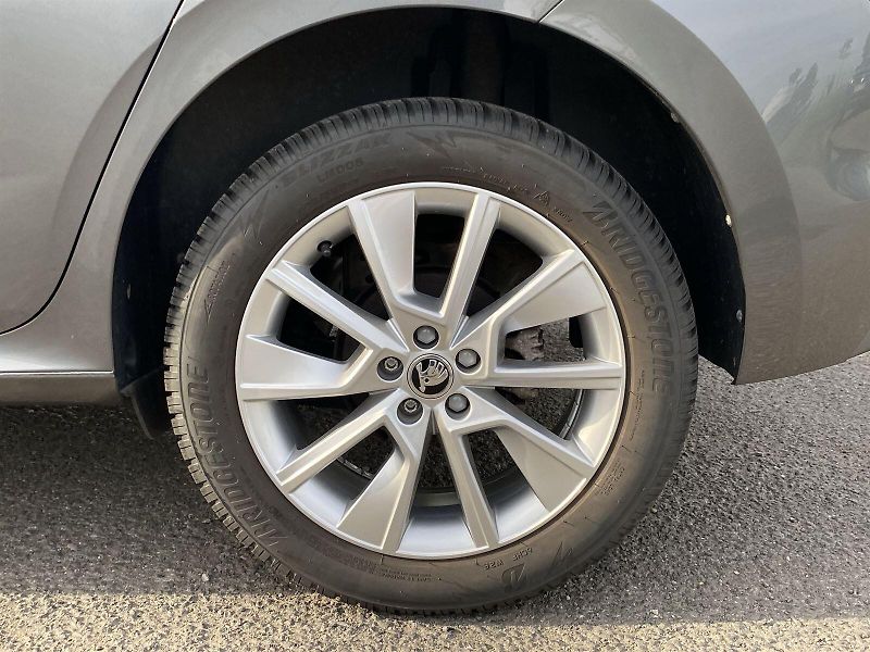 Škoda Kamiq (2023) 1.0 TSI Ambition - fotka 28 z 32