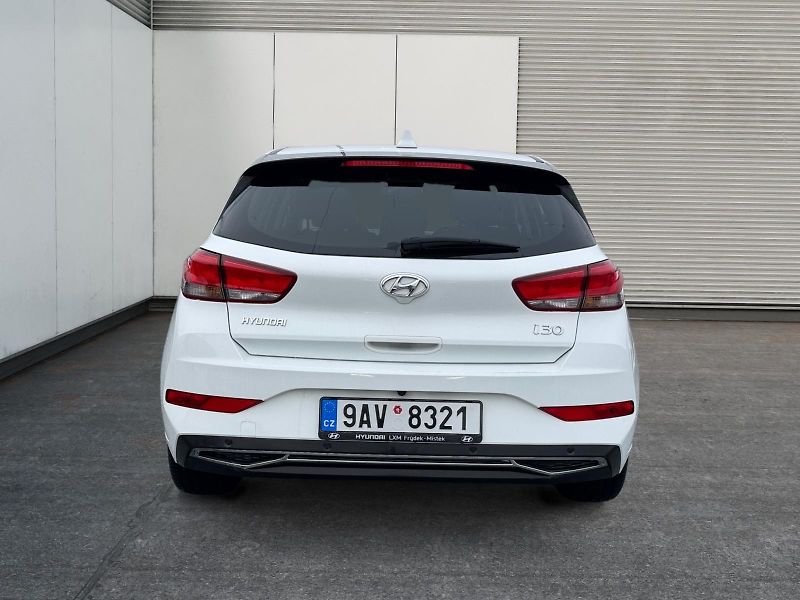 Hyundai i30 (2023) FAMILY SMART 1.5T-GDI 118kW CZ - fotka 5 z 11