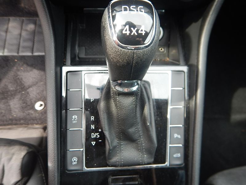 Škoda Superb 2.0 TDI, DSG, 4x4, TAŽNÉ - fotka 25 z 35