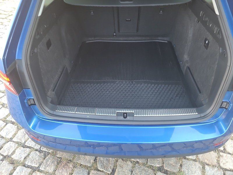 Škoda Superb Combi 2.0 TDI DSG - fotka 37 z 69