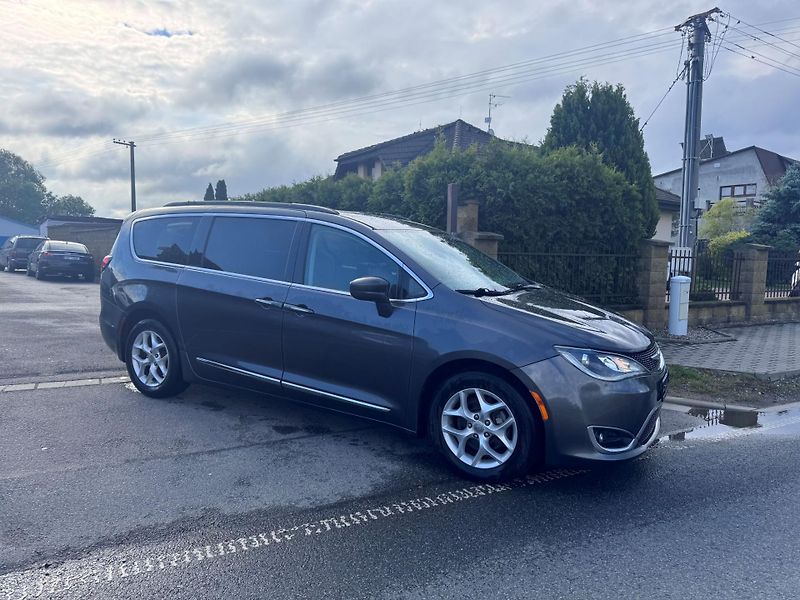 Chrysler Pacifica (2017) 3,6 RU Touring L 8 míst 2017 - fotografie inzerátu