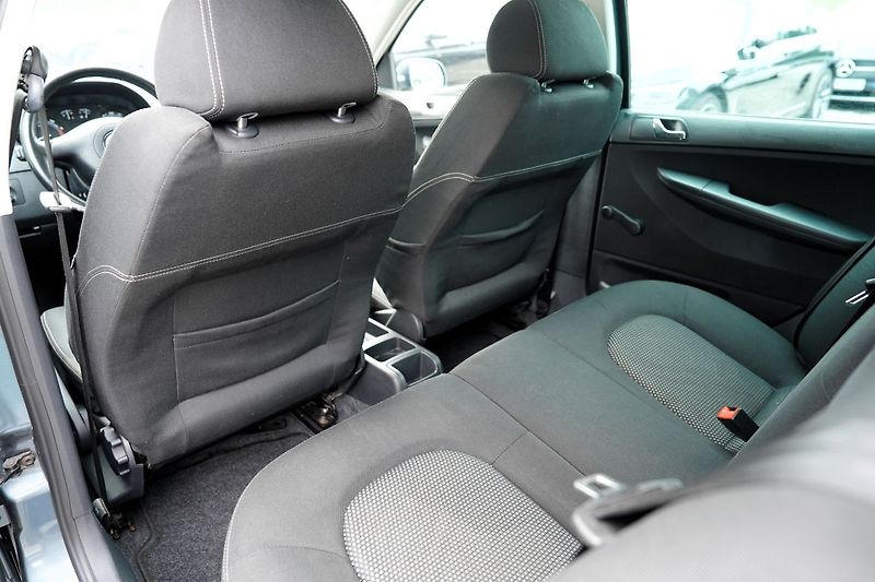 Škoda Fabia 1.4 16V Ambiente Combi 80PS - fotka 31 z 34