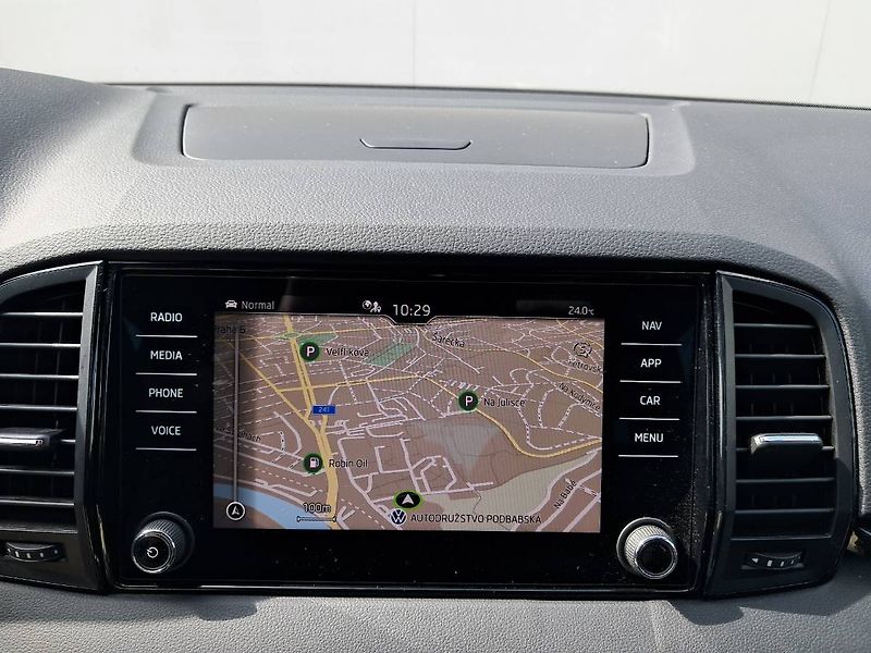 Škoda Karoq (2023) SPORTLINE 1.5 TSI / 110 kW DSG - fotka 12 z 29