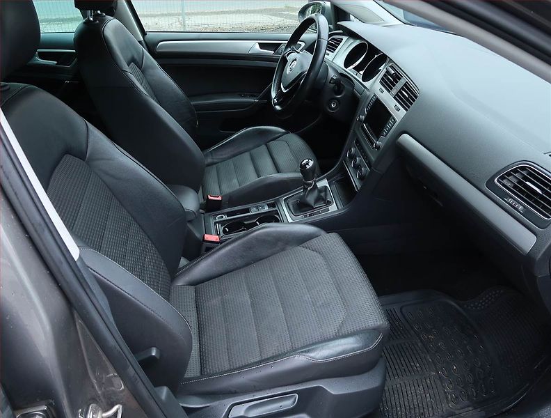 Volkswagen Golf (2014) Comfortline 2.0 TDI, Navi - fotka 9 z 15