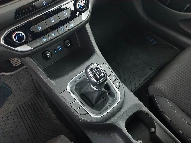 Hyundai i30 (2017) Trikolor 1.0 T-GDI, Serv.kniha - fotka 13 z 18