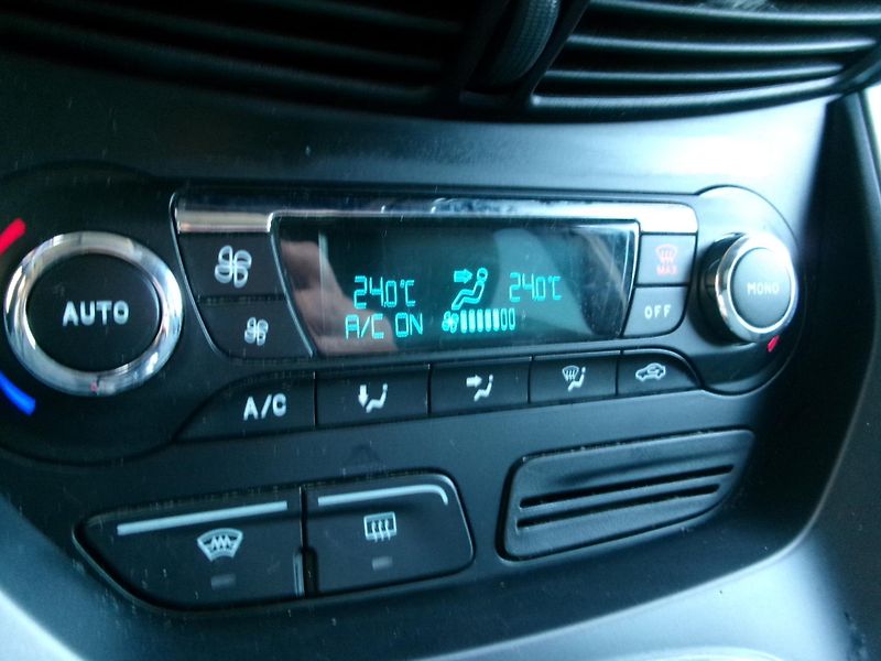 Ford C-MAX (2012) 1,6TDCi AC TEMP ALU BT - fotka 22 z 30
