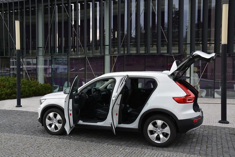 Volvo XC40 (2020) 2,0 D3 DRIVE-E Momentum PRO Aw - fotka 4 z 45