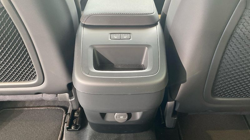Volvo XC60 (2026) PLUS BLACK EDITION, B5 AWD, 18 - fotka 13 z 14
