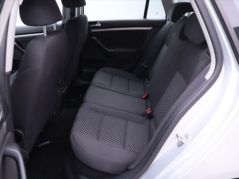Volkswagen Golf Variant 1,6 TDI 77kW DSG Aut.klima CZ - fotka 13 z 26