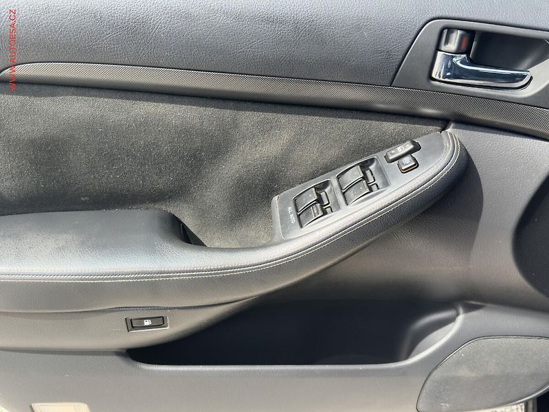 Toyota Avensis (2003) 1.8i, AC, TZ - fotka 11 z 17