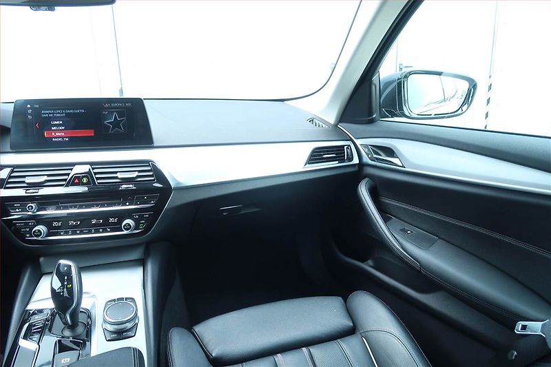 BMW Řada 5 (2017) Sport Line 520d xDrive - fotka 8 z 24