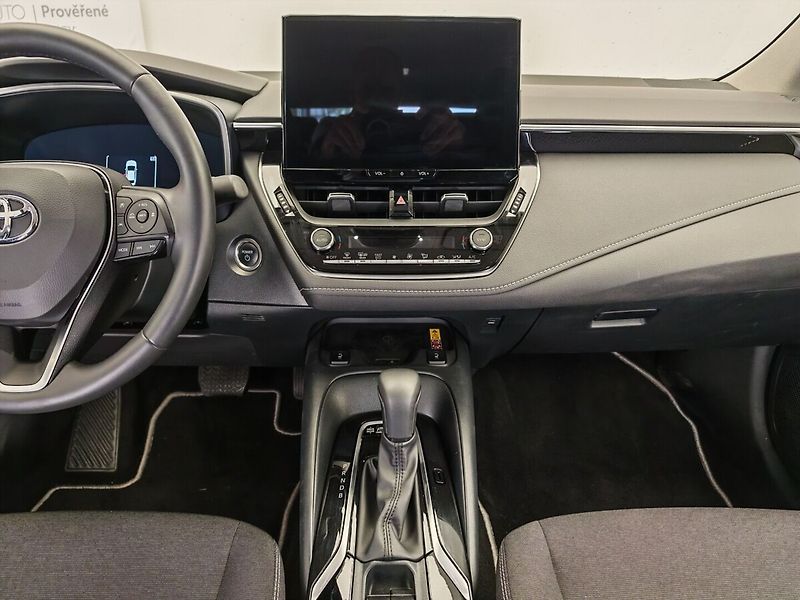 Toyota Corolla 1.8 Hybrid Comfort e-CVT sedan - fotka 11 z 36