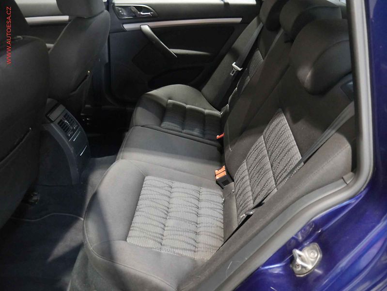 Škoda Octavia (2010) 2.0 TDi, Elegance, xenon - fotka 10 z 16