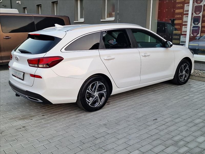 Hyundai i30 1.0 T-Gdi Family Smart Kombi - fotka 11 z 50