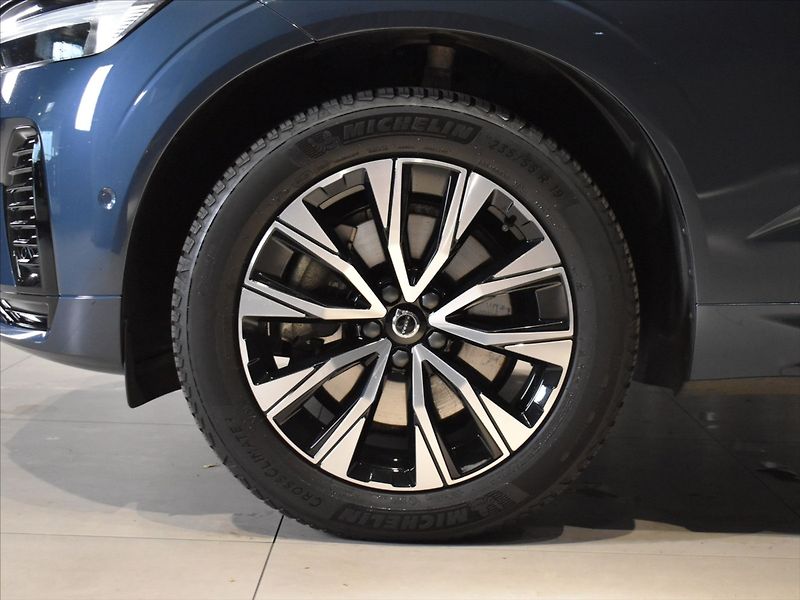 Volvo XC60 2,0 B4 AWD Plus dark Bezklíč - fotka 7 z 23