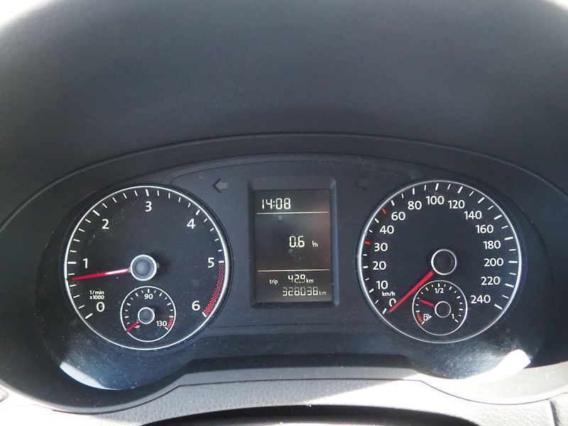 Volkswagen Sharan (2011) 2.0 TDI, 103 kW, 7 míst - fotka 23 z 31