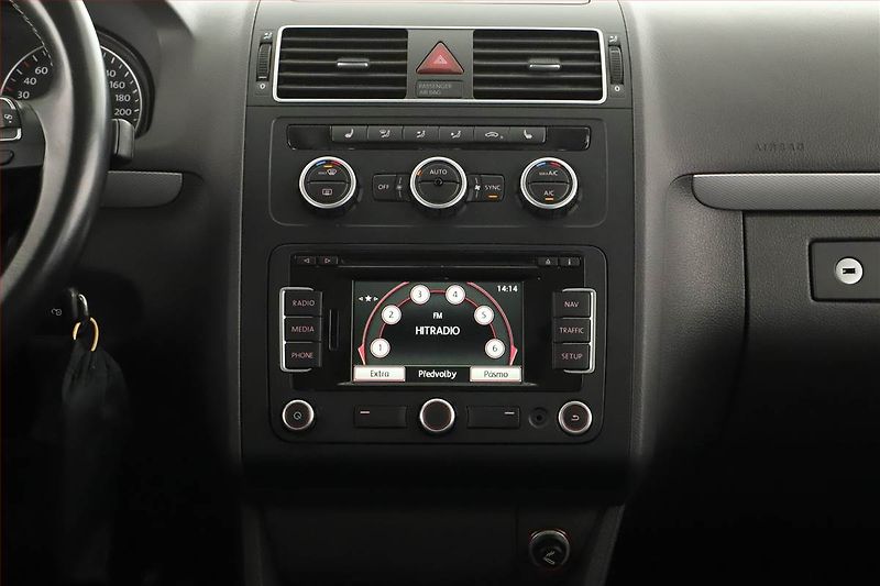 Volkswagen Touran (2014) 1.6 TDI, 7 míst, Navi - fotka 12 z 16