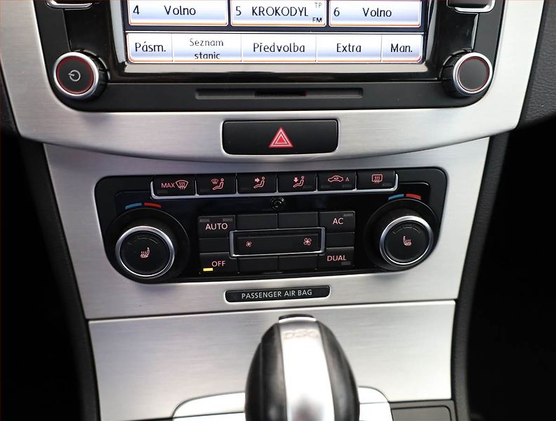 Volkswagen Passat (2012) 2.0 TDI, Automat - fotka 12 z 17