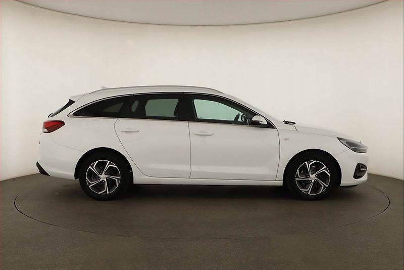 Hyundai i30 (2022) Family Smart 1.5 T-GDI MHEV - fotka 6 z 14