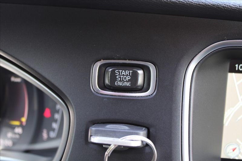 Volvo V40 2,0 D3  R-DESIGN,AUTOMAT - fotka 16 z 36